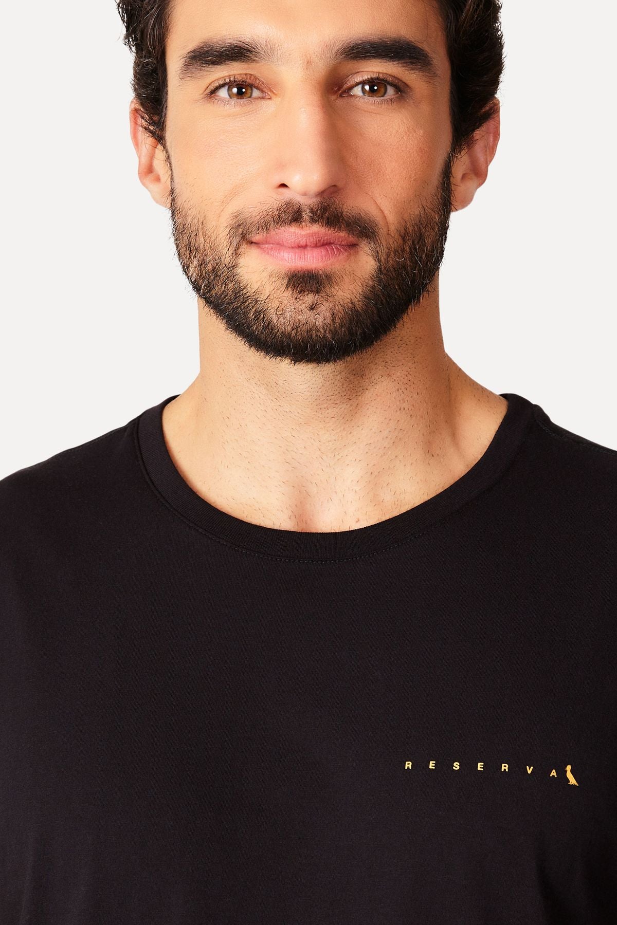 camiseta logo minimal gold