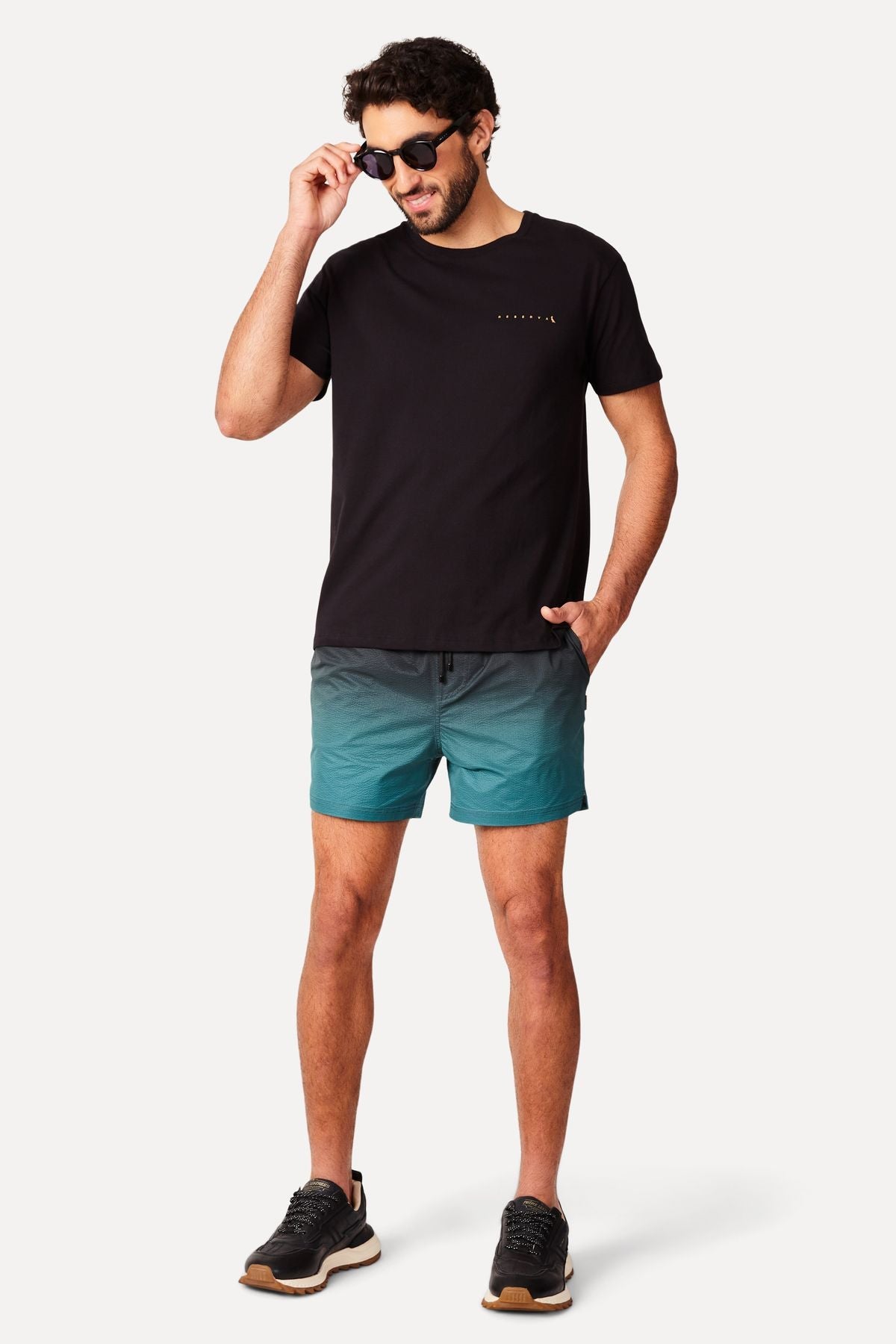 camiseta logo minimal gold