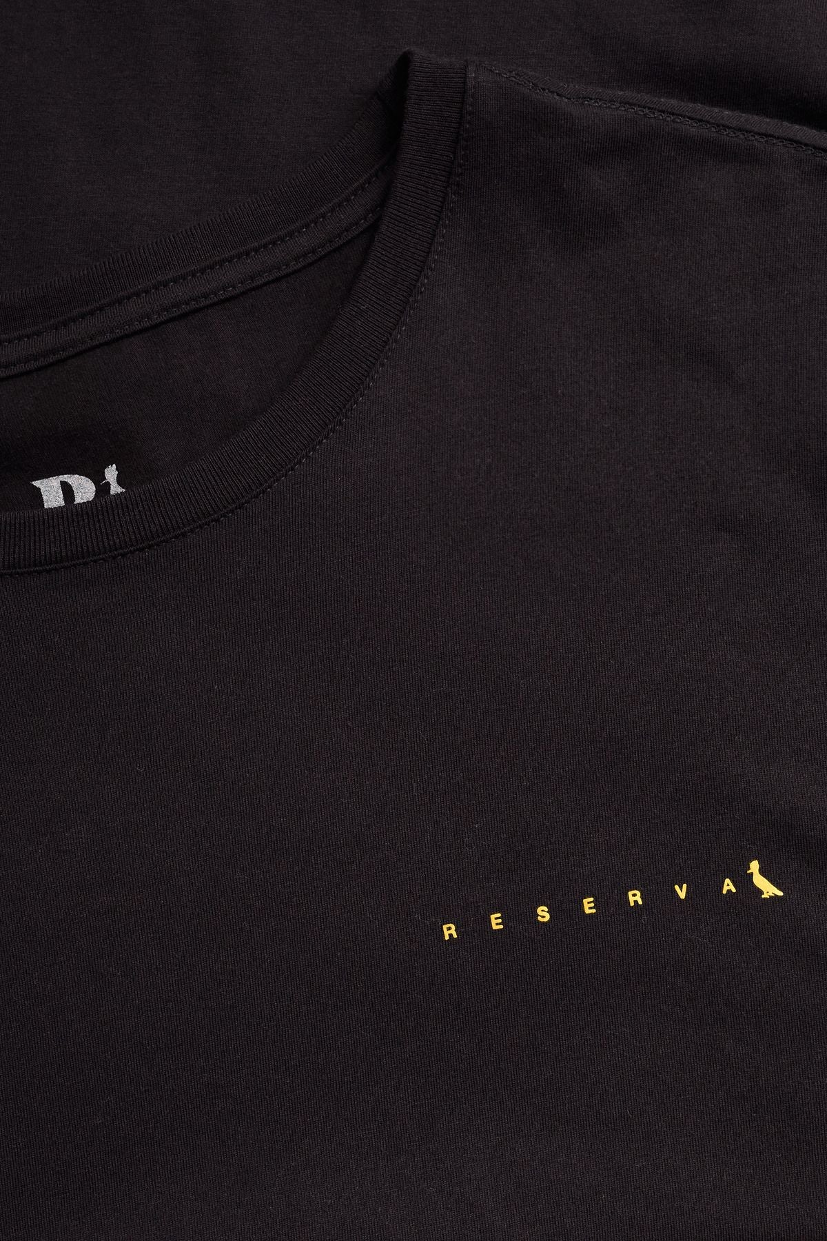 camiseta logo minimal gold