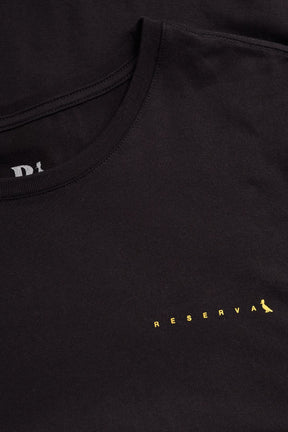 camiseta logo minimal gold